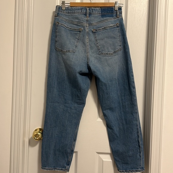 ABERCROMBIE • Curve Love High Rise Mom Jean in Medium • 28 - Picture 3 of 4